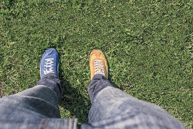 右と左の靴の色が異なるスニーカー